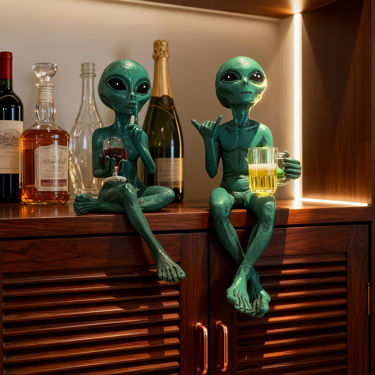 2 grüne Trinkfiguren in Form von Außerirdischen