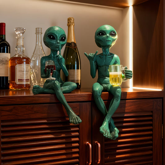 2 grüne Trinkfiguren in Form von Außerirdischen